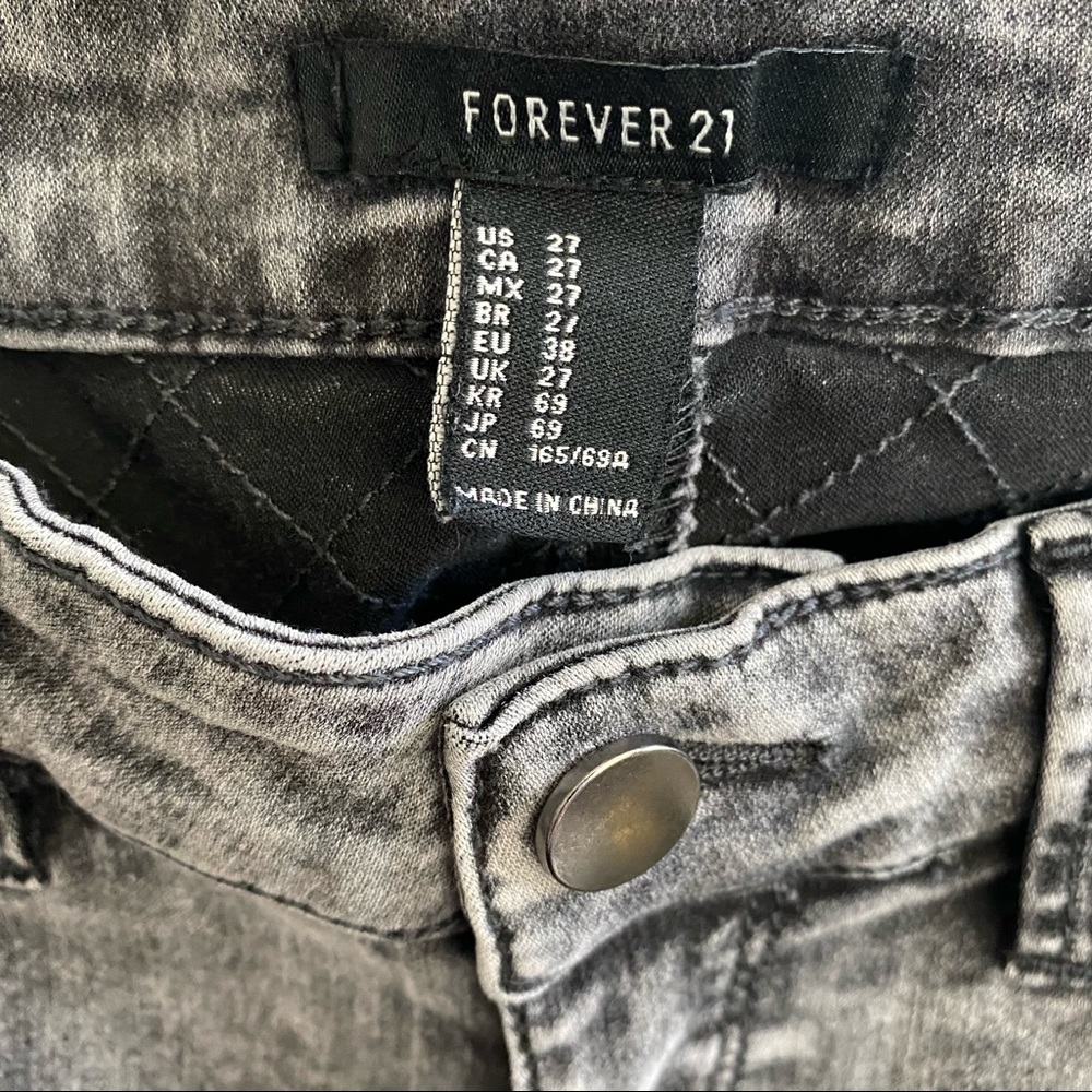 F21 Grey Acid Wash Knee Patch Skinny Jeans - Picture 3 of 5